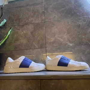 Valentino Open skor - Säljer dessa snygga valentino skor då dem inte passar mig i storleken. Skorna är i storlek 41 och i ett 7/10 skick! Jag är även öppen för byten med skor i storlek 42. Skriv gärna vid frågor och funderingar! :)