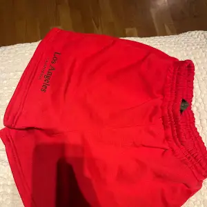 Röda mjukis shorts
