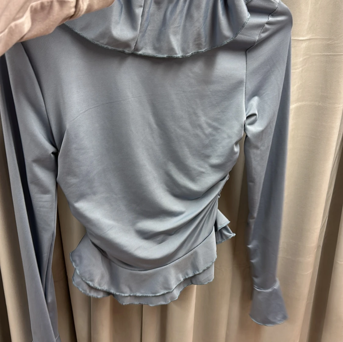 Vacker blus med volanger - 92