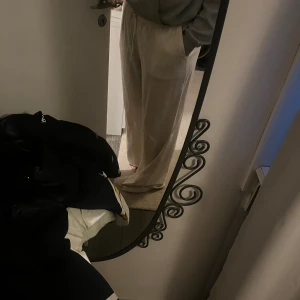 Beige Linnebyxor - Linnebyxor från Nelly!! väldigt långa i benen! Knappt använda! skönt material i linne🥰