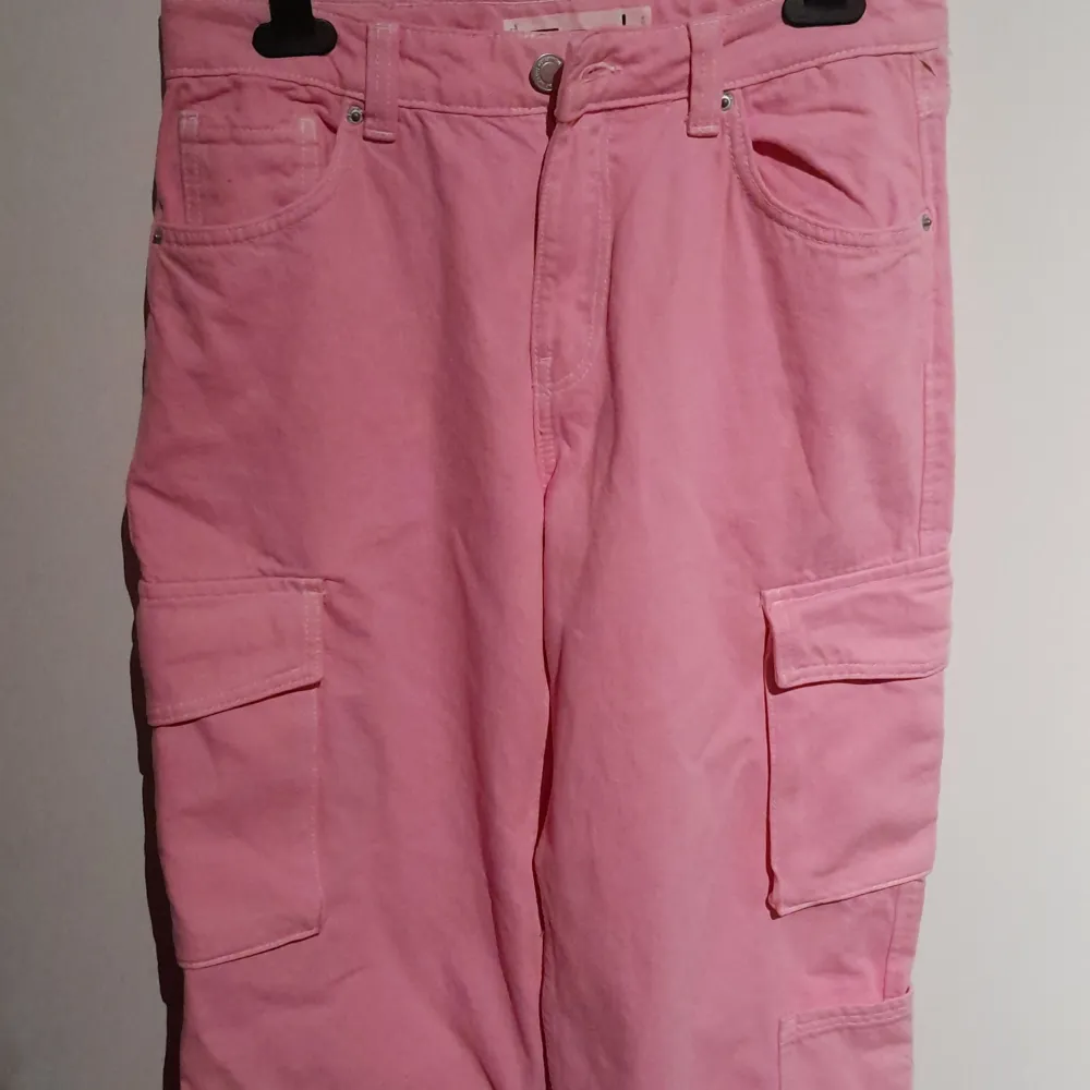 Rosa cargobyxor i denim. Storlek L men passar bättre som S/M då byxorna är mindre.. Jeans & Byxor.