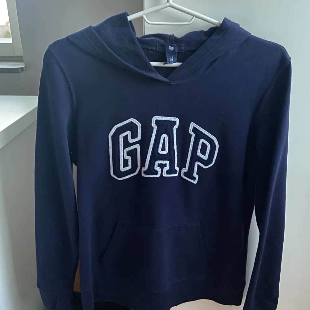 säljer en marinblå gap hoodie i sjukt bra skick använd max 5 gånger i storleken S. Hoodies.