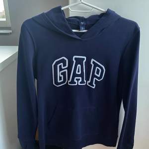 säljer en marinblå gap hoodie i sjukt bra skick använd max 5 gånger i storleken S