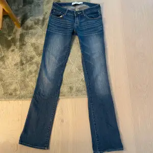 Lågmidjade Utsvängda Abercrombie & Fitch jeans! 😍De passar inte mig längre därav säljer jag dem.  Innerbenslängd: 85cm  Midjemått: 37cm 