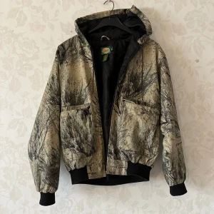 Fet camo jacka - Storlek medium. Modellen är 173 cm. Priset kan diskuteras vid snabb affär😊