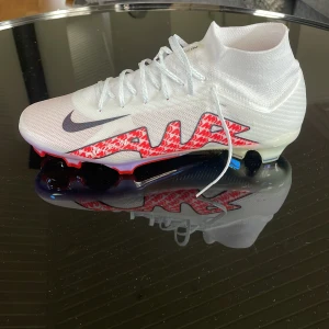Nike mercurial air zoom - Helt nya limited edition Nike skor.  Säljer dom pga av att jag råka köpa fel storlek. Ny pris 3699.