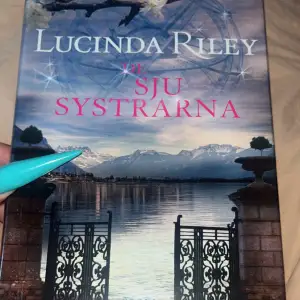 Populär bok de sju systrarna av Lucinda Riley, aldrig läst hardback säljes pga flytt.