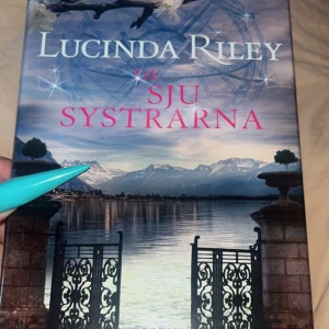 De sju systrarna  - Populär bok de sju systrarna av Lucinda Riley, aldrig läst hardback säljes pga flytt.