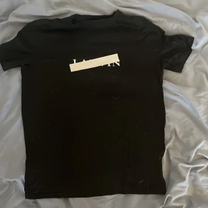 Lanvin tshirt - Lanvin tshirt i size S, ”tejpen” lyser i mörkret köpt på lafayette i Paris för över 2000 kr Hade behövt rollas därav priset