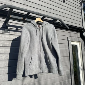 Colmar Zip hoodie - Colmar Zip Hoodie  Storlek Medium Fint skick, knappt använd 