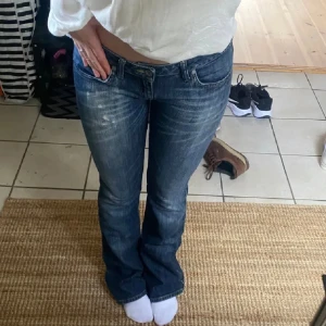 Super snygga Lågmidjade jeans - Säljer dessa as snygga blåa jeans.dem är super fina och Lågmidjade.passar om man har 34/36.midjemått 38cm (rakt över) och innerbenslängden är 83.💕skriv gärna vid frågor.pris går att diskuteras. (Bilder är lånade)
