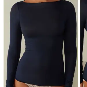 Marinblå kashmirtröja från intimissimi. ”Boat Neck Ultralight tröja i modalkashmir”. Har små noppror (bild 3), men syns inte när man har på sig den. Köpt för 449kr på intimissimis hemsida