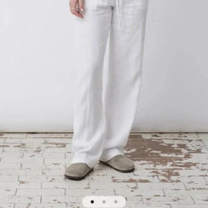 Vita linnebyxor  - Helt nya, oanndvända linnebyxor. Hög midja och 100% linne. Beställde fel byxor där av ej andvända. Jag skulle säga att det är ganska små i storleken och passar mer någon som har M i byxor. Pris går att diskutera!!!