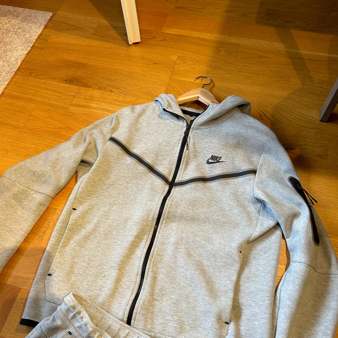 Grå nike tech dress - 90