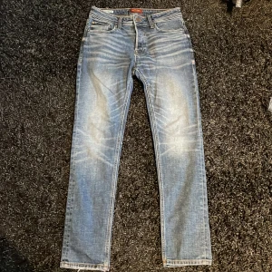 Jack & Jones jeans - Snygga jack & jones jeans i bra skick. Modellen är slimstraight/Tim och storleken 29/32