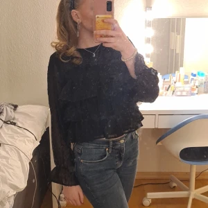 Volang tröja - Fin volangtröja som jag tyvärr växt ur. Väldigt fin i storlek 146-152 från gina tricot. Använd fåtal gånger 💕