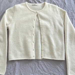 Vit stickad tröja  - Stickad vit tröja i storlek M. Nästan helt oanvänd och är i väldigt bra skick. Original priset låg på ca 350-400 kr  Pris kan diskuteras.