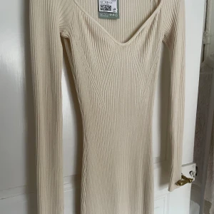 Vit klänning 🤍 - Gräddvit stickad klänning från hm. Var viral ett bra tag och finns inte längre att köpa i butik. Storlek S och sitter superfint kring kroppen💕 Aldrig använt med prislappen kvar, köp för 399kr Pris kan diskuteras!  Skickar samma dag ni köper🎉