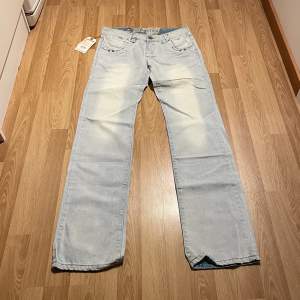 (15) lågmidjade bootcut jeans helt nya med lappar kvar, står strlk 25 skulle säga 28/34. Midjemått rakt över 38 cm, innerbenslängd 84 cm 🩵