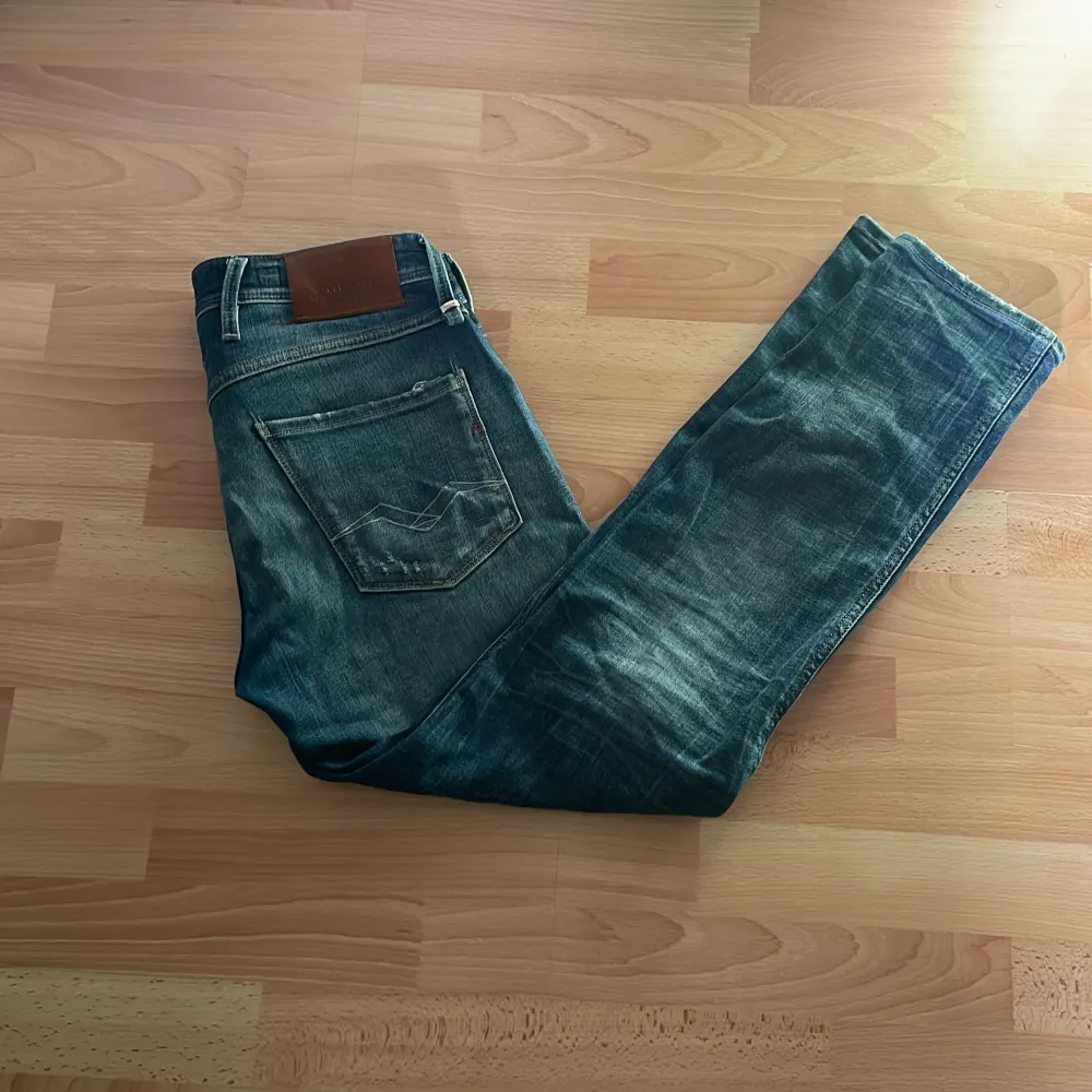 Slitna och stilfulla Blå Replay Anbass jeans i storlek W29/L30. Perfekt för alla tillfällen, särskillt till sommarn. Nypris 1800. Jeans & Byxor.