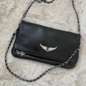 Rock Grained Leather (Noir)  Säljer nu denna assnygga Zadig väska då den inte kommit till användning. I mycket bra skick!!🙌🏻🙌🏻💞Har köpt den pre-owned och har inga äkthetsbevis eller något liknande