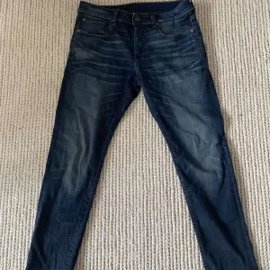 Säljer dessa feta G-STAR jeans i modellen 3301- Slim fit. Nypris 1299 mitt pris 350. Tveka inte att höra av er med minsta fråga!😃