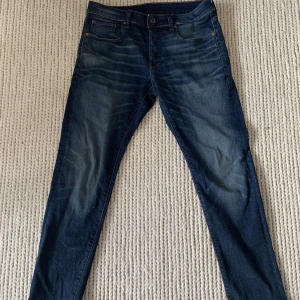 G-STAR jeans - Säljer dessa feta G-STAR jeans i modellen 3301- Slim fit. Nypris 1299 mitt pris 350. Tveka inte att höra av er med minsta fråga!😃