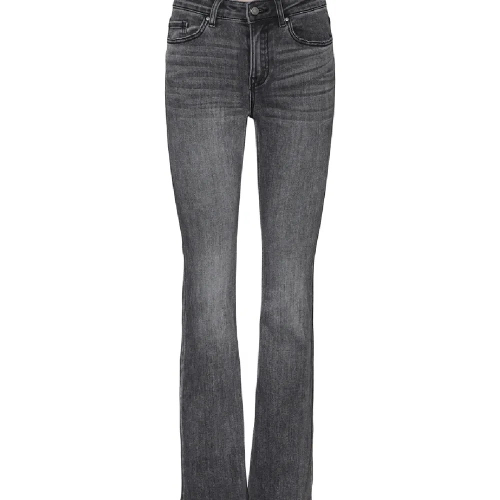 Super fina mid/low waist jeans från vero Moda, knappt använda så i bra skick. Skriv för fler bilder❤️. Jeans & Byxor.