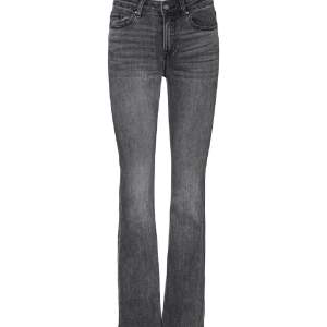 Super fina mid/low waist jeans från vero Moda, knappt använda så i bra skick. Skriv för fler bilder❤️