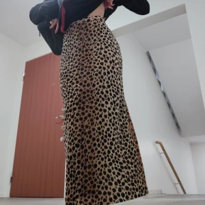 Leopard kjol  - Underbar långkjol med leopard mönster! I skönt runt material, perfekt för vår vädret och sommaren. Midjemått 32cm*2 