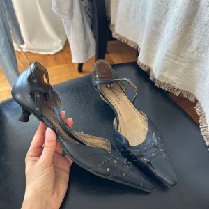 Spetsiga låga klackar - Köpt second hand men aldrig använd av mig😇 