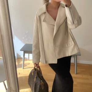 Vårjacka - Beige superfin vårjacka. Använd fåtalgånger och jätte bra skick❣️❣️