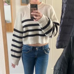 Stickad tröja  - En söt kort stickad tröja från nelly, använd 3 gånger och är i bra skick💞