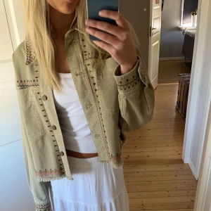 Jeansjacka  - Funderar på att sälja min gröna jeansjacka från Zara💚 Köptes förra våren och har aldrig använt den! 
