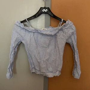 Söt off shoulder tröja  - Storlek 152, använd 2 gånger, skrynklig efter att ha legat nerpackas med massor av andra plagg 