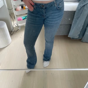 Lågmidjade jeans - Snygga lågmidjade  bootcut jeans ifrån Zara. Storlek 40 men jag skulle säga att de passar 38 också. Stretchig midja. Aldrig använda 