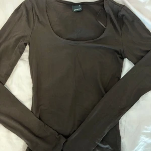 Tröja  - Säljer denna tighta tröjan från gina tricot då den inte används
