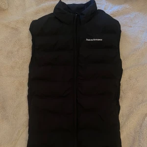 PeakPerformance Vest - Jag säljer min killes fina PeakPerformance vest då den blivit lite för stor för honom💕 Passformen har varit super och gett en enorm ilusion av en så kallad V-Rygg☀️. Priset kan diskuteras privat🫶