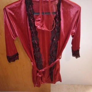 Negligé överdel med trosa stl S /M - Helt nytt set Negligé överdel med trosa stl S /M.med spets och knytskärp .oanvändt. Hämtas i Skene alt skickas o köpare betalar frakten o Swishbetalning tillämpas alt kontant betalning .