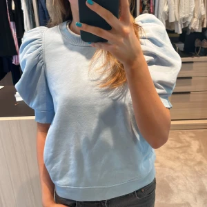 Trekvarts ärmad tröja - Säljer denna jätte söta trekvarts ärmad tröja från Secound Female. Har bara använts några få tal gånger så har absoult inga tecken på användning! Köpt för ca 800 kr på Therlunds. Hör av dig om du vill ha föer bilder eller annan info! TRYCK INTE PÅ KÖP NU