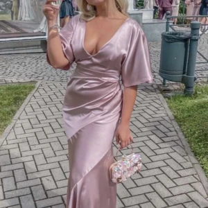 Balklänning - Balklänning ifrån asos i storlek 40 (Lånad bild på första)