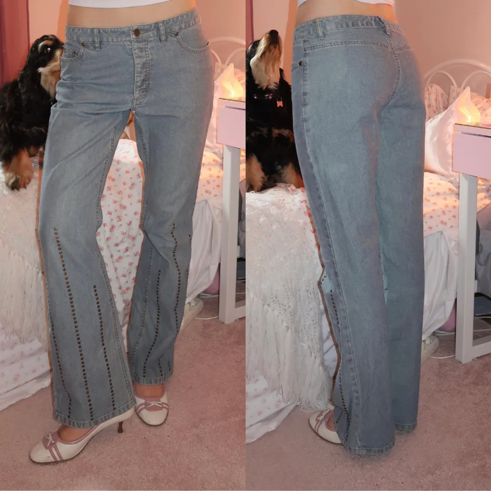 Snygga jeans med nitar på benen. Passar 36/38. 77cm innersöm. Jag är 170cm! Inga defekter💋 Kram E. Jeans & Byxor.