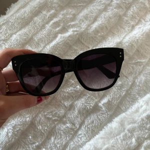 Solglasögon  - Säljer ett par super söt solglasögon!😍 Knappt använda då de är som ny, dem liknar 08 chimi solglasögon💕 Hör av dig vid fler frågor