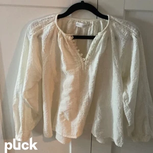 Blus - Så fin blus, passar till allt!! ❤️❤️❤️ storlek 164 men passar mig som har xs s super bra❤️❤️( från zara kr