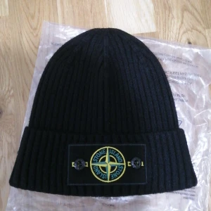 Stone island mössa - Hej säljer en svart stone island mössa som har ett väldigt skönt material vilket gör att den värmer dig riktigt bra i sveriges vinter den är i nyskick har aldrig använt den