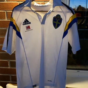 Sverige tröja  - Storlek L  Skit snygg inför sommaren!