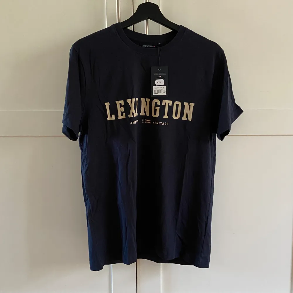 Oanvänd Lexington mörkblå t-shirt. Nypris 495kr.. T-shirts.
