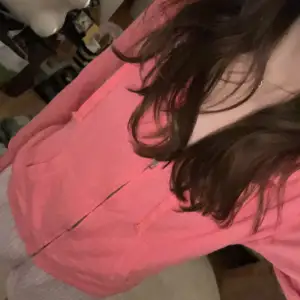 Rosa zip up hoodie ifrån victoria secret, bra skick💞