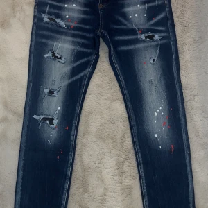 Dsquared2 Jeans säljs - Hej! Nu var det dags att sälja sonens fantastiska jeans. Han har berättat lite om jeansen o sagt att det är ett väldigt fint par. Jeansen sägs passa 52(35)(36) men passar min son med bälte perfekt som har 50(34(33). 
