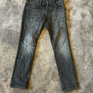 Jack and Jones jeans - Jag säljer mina Jack & Jones jeans i en fin grå färg med lite ljusare bitar storlek är 31/30 pris kan diskuteras och vid funderingar skriv bara 😃